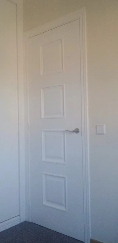 puerta pintada de blanco