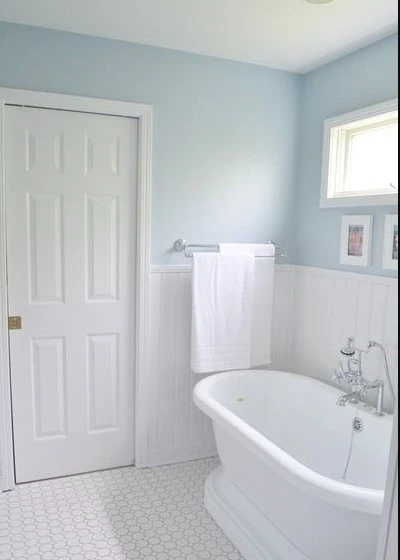 cuarto de baño pintado de blanco